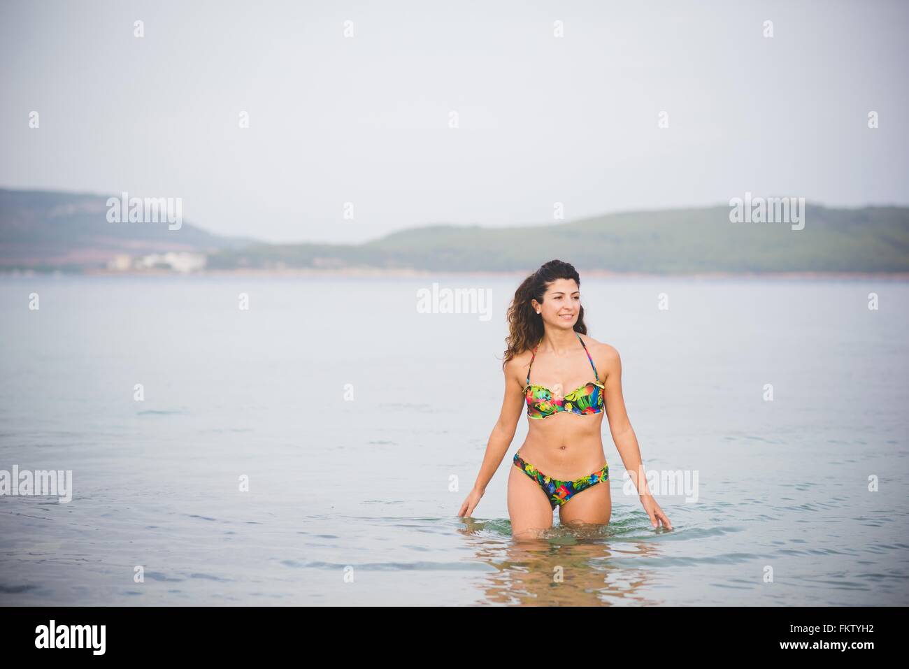 Mujeres Jovenes En Bikinis En El Mar Imagen De Archivo Imagen De My
