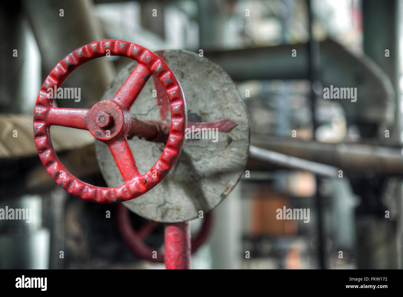 Válvulas de estilo antiguo en la industria pesada en fábrica Gondang Baru, Indonesia Foto de stock