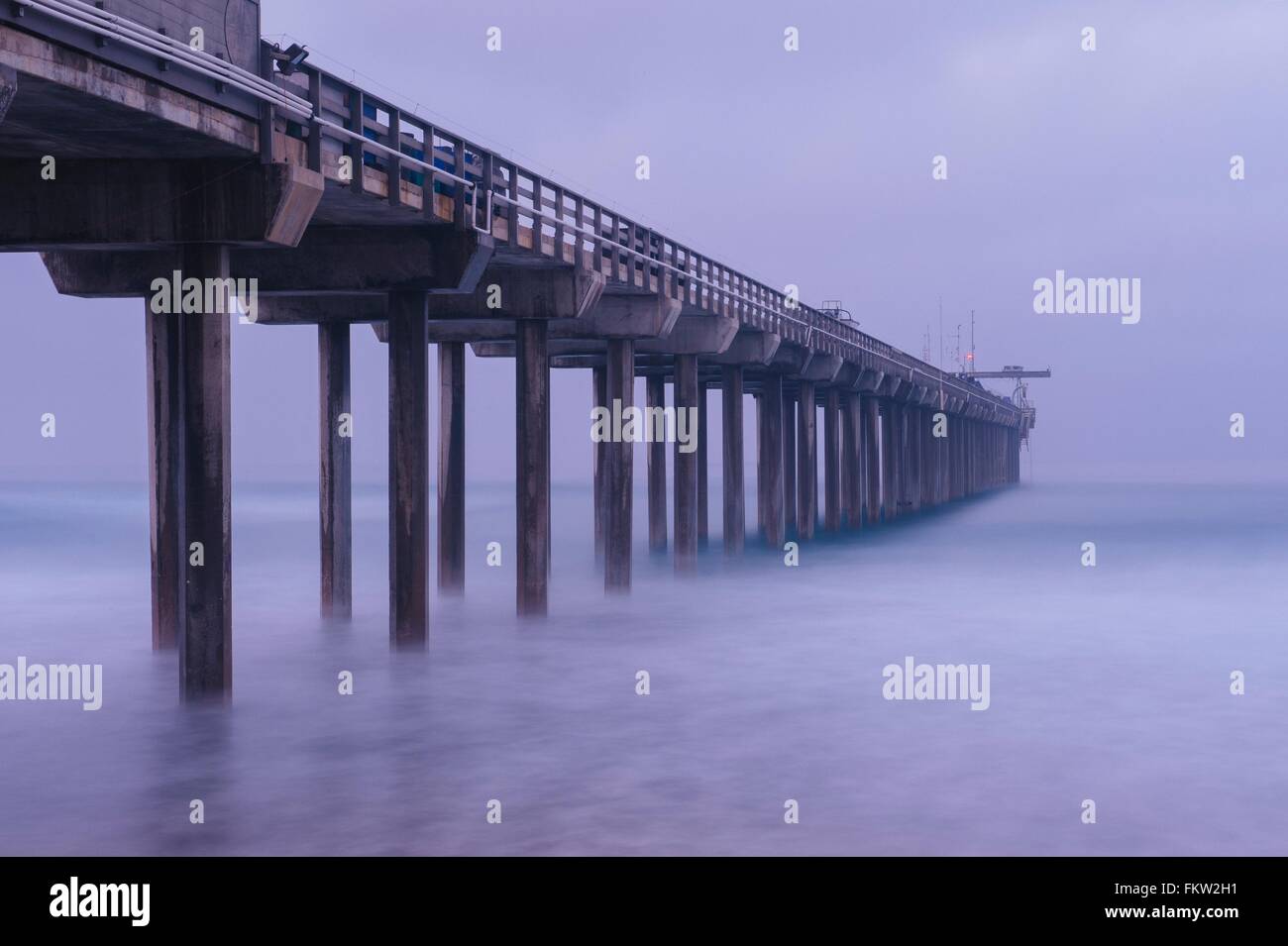 Pier sobre Misty agua, San Diego, California, EE.UU. Foto de stock