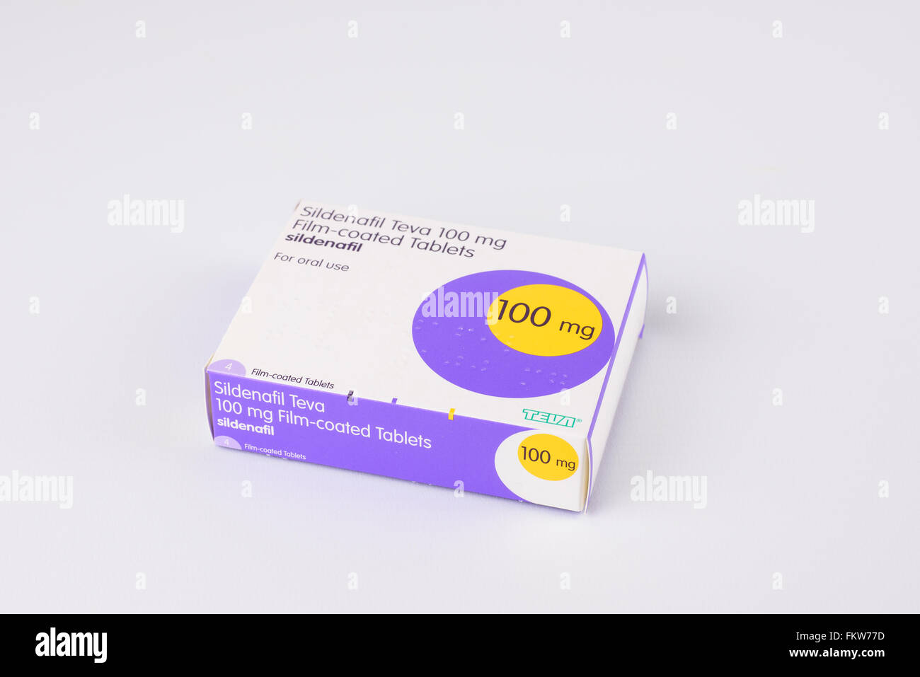 Paquete de 100 mg de sildenafil (Viagra genérico) cápsulas contra un fondo  blanco Fotografía de stock - Alamy