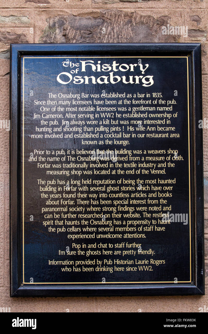 La Osnaburg German-Scottish pub Bar, situado en la calle Osnaburg en Forfar, REINO UNIDO Foto de stock