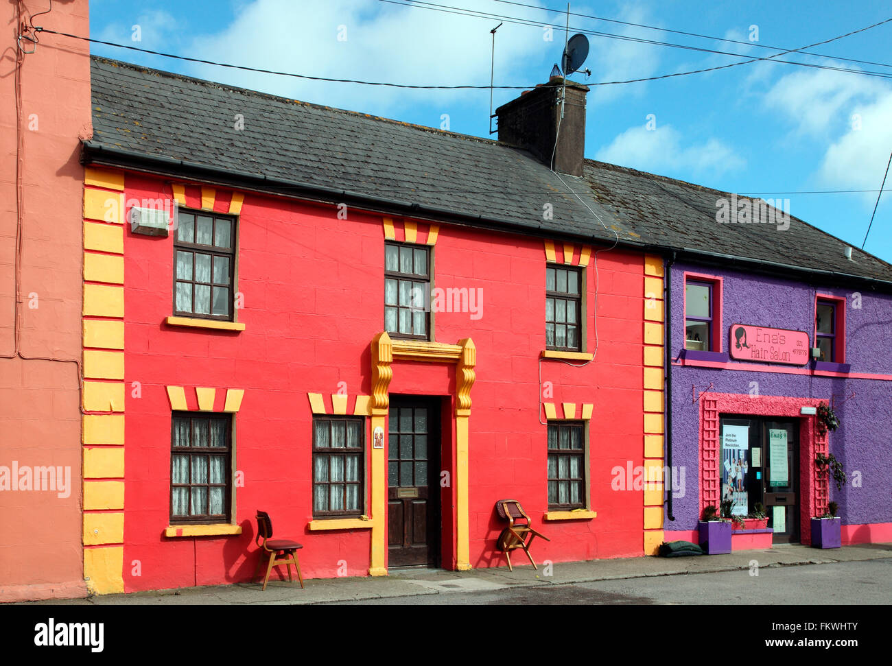 Fachadas coloridas en la aldea de Ballinspittle en el condado de Cork, Irlanda Foto de stock