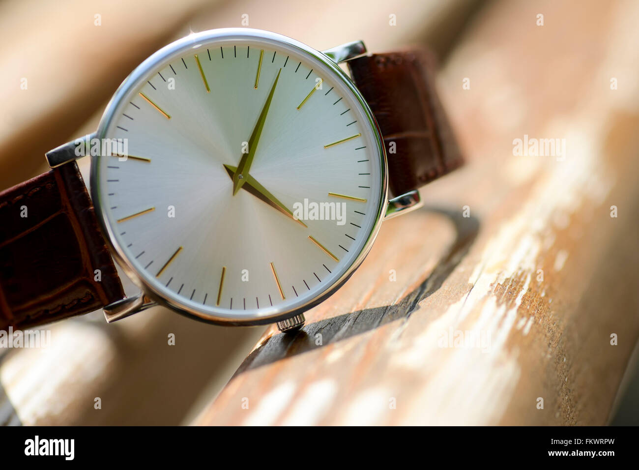 Hombre reloj pulsera de cuero marrón clásico Fotografía de stock - Alamy