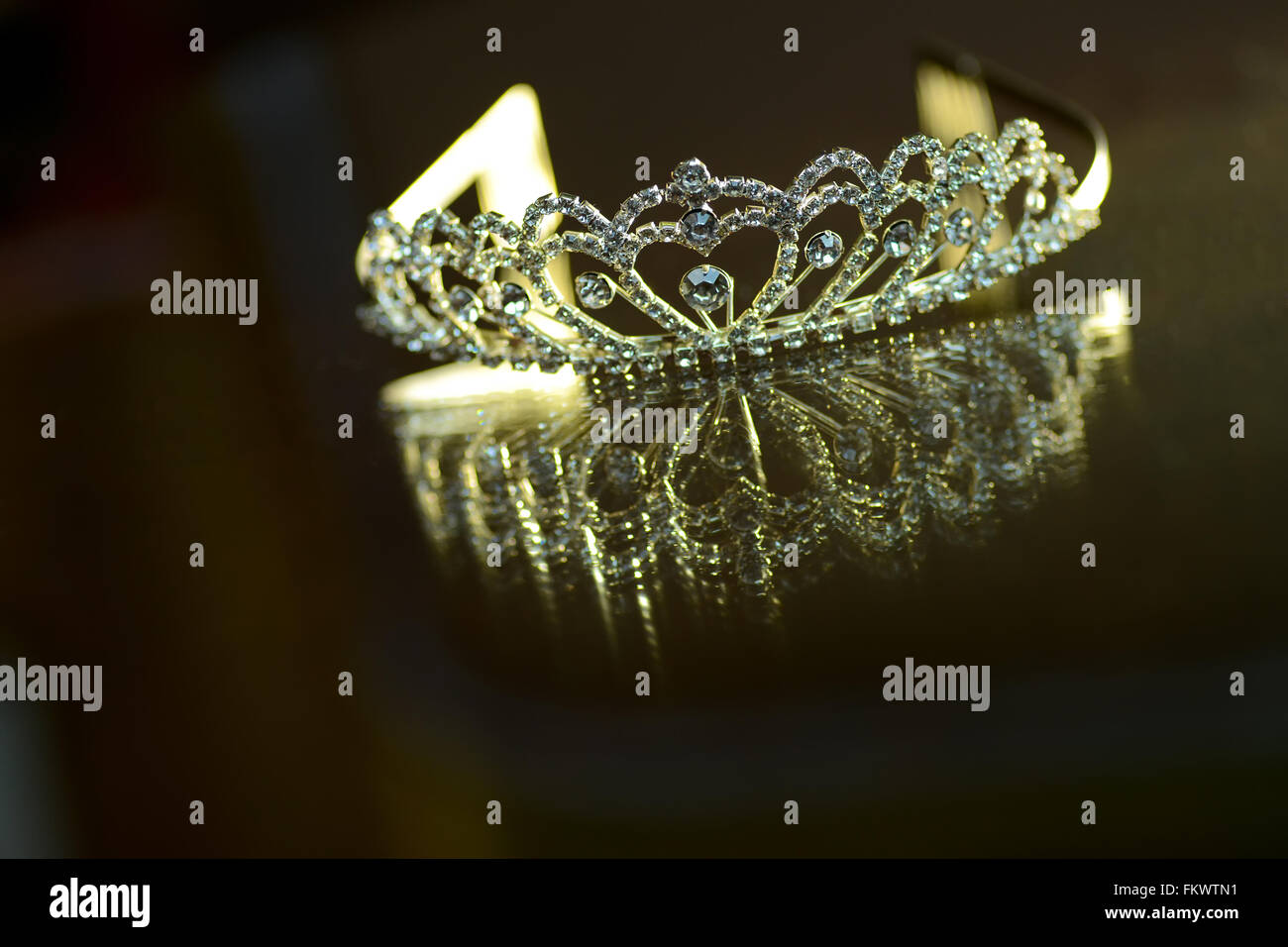 Corona de piedras fotografías e imágenes de alta resolución - Alamy