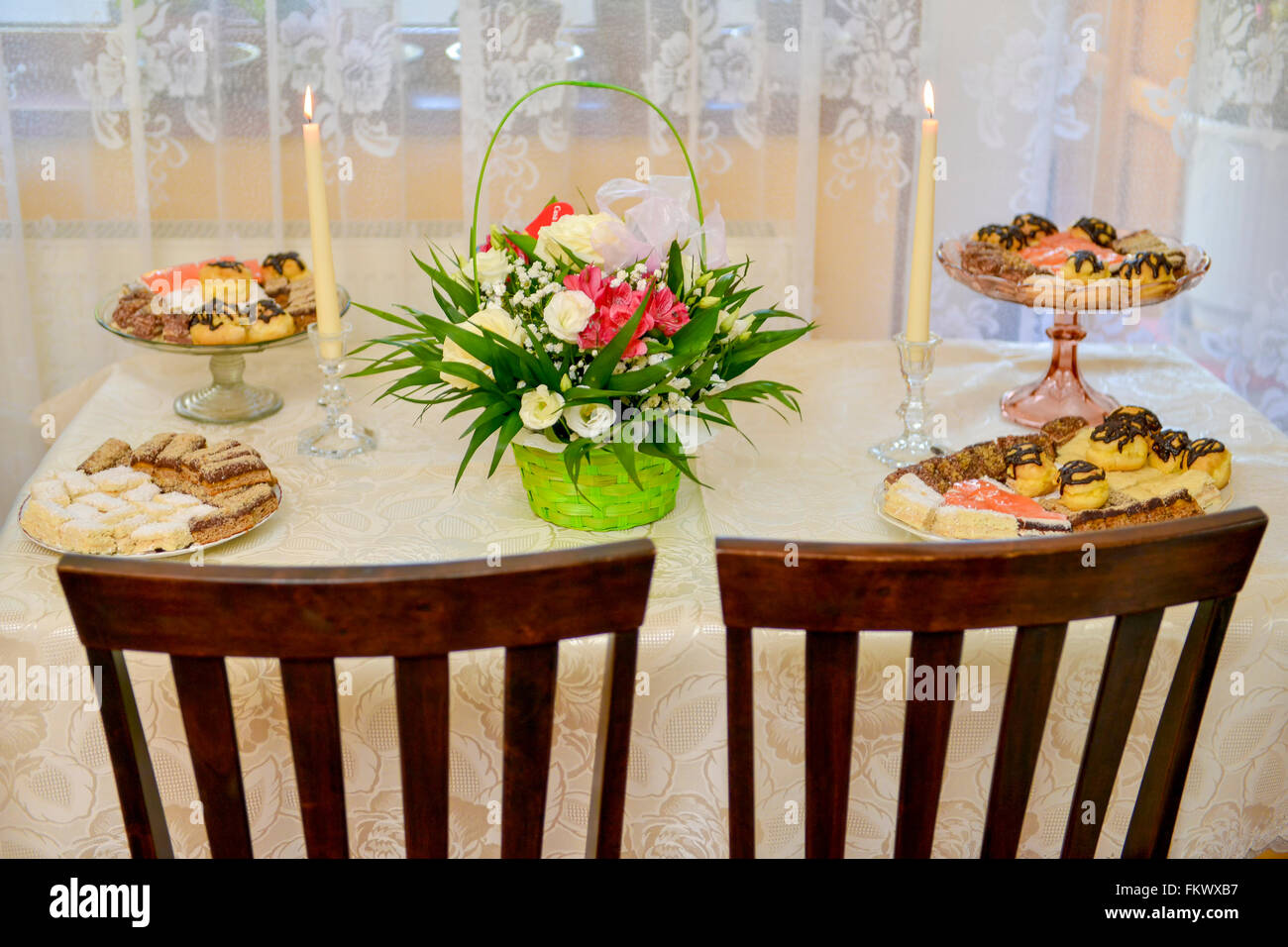 Mesa con tortas y velas Foto de stock