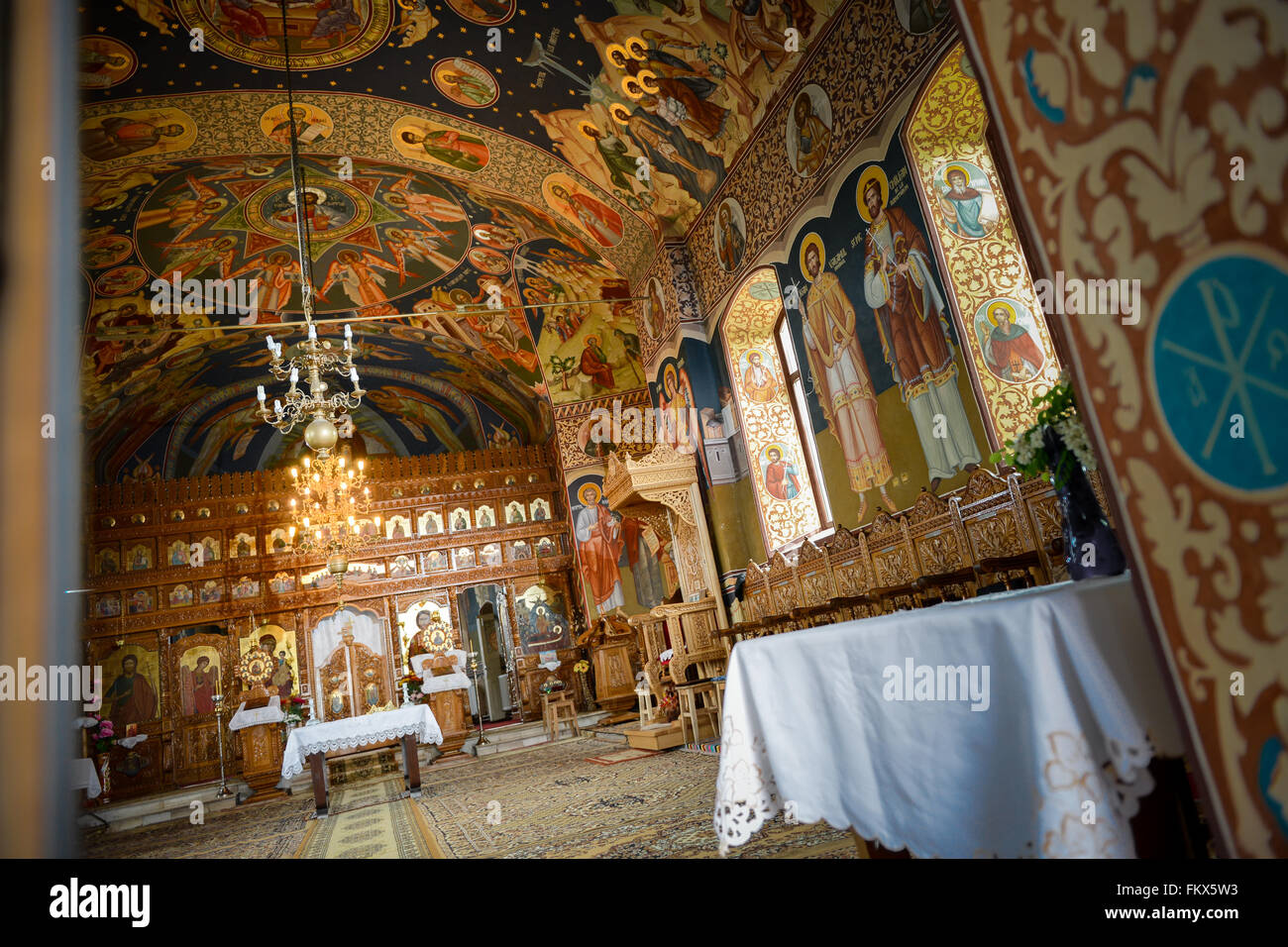 Interior de la iglesia cristiana en luz natural Foto de stock