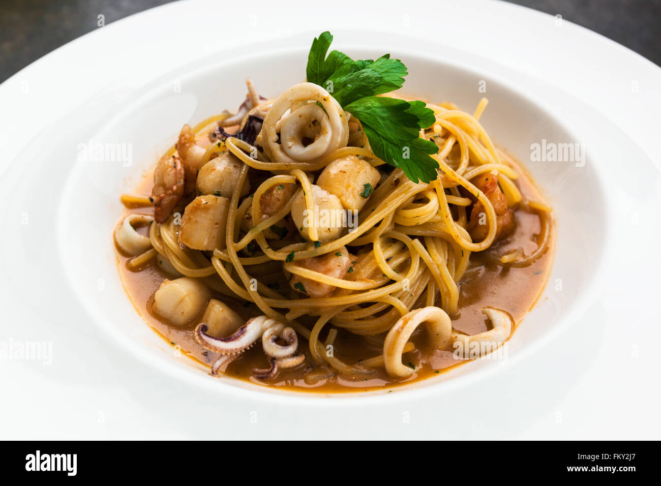 Fideos de calabacín, conocidos como fideos con un aparato de alimentos tipo  espiralizador para hacerlos Fotografía de stock - Alamy