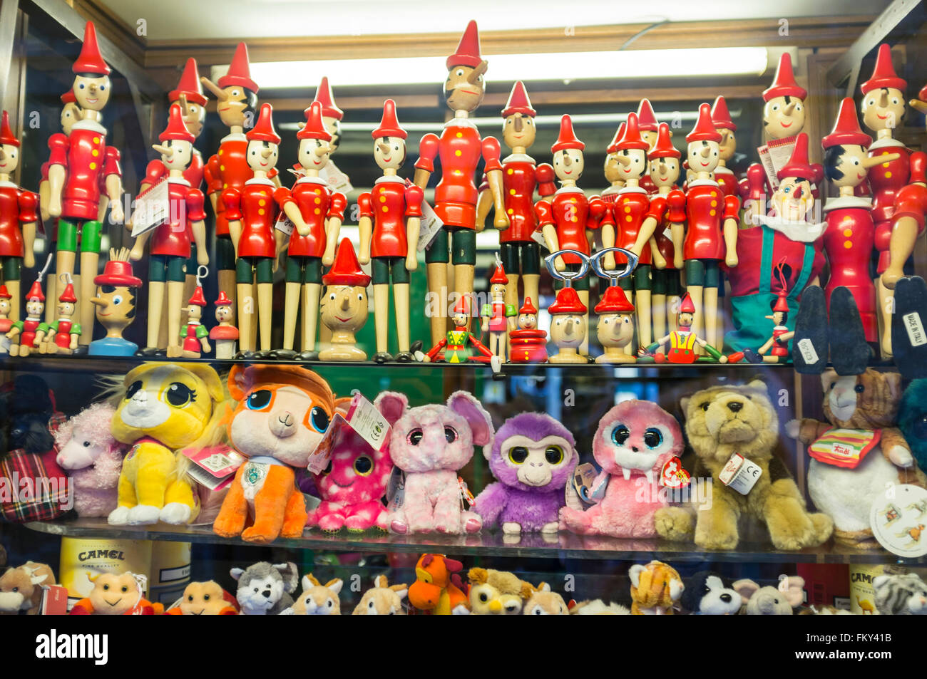 Mostrar tienda de juguetes de madera , pinocchios Città Alta, Bérgamo, Lombardía, Italia. Foto de stock