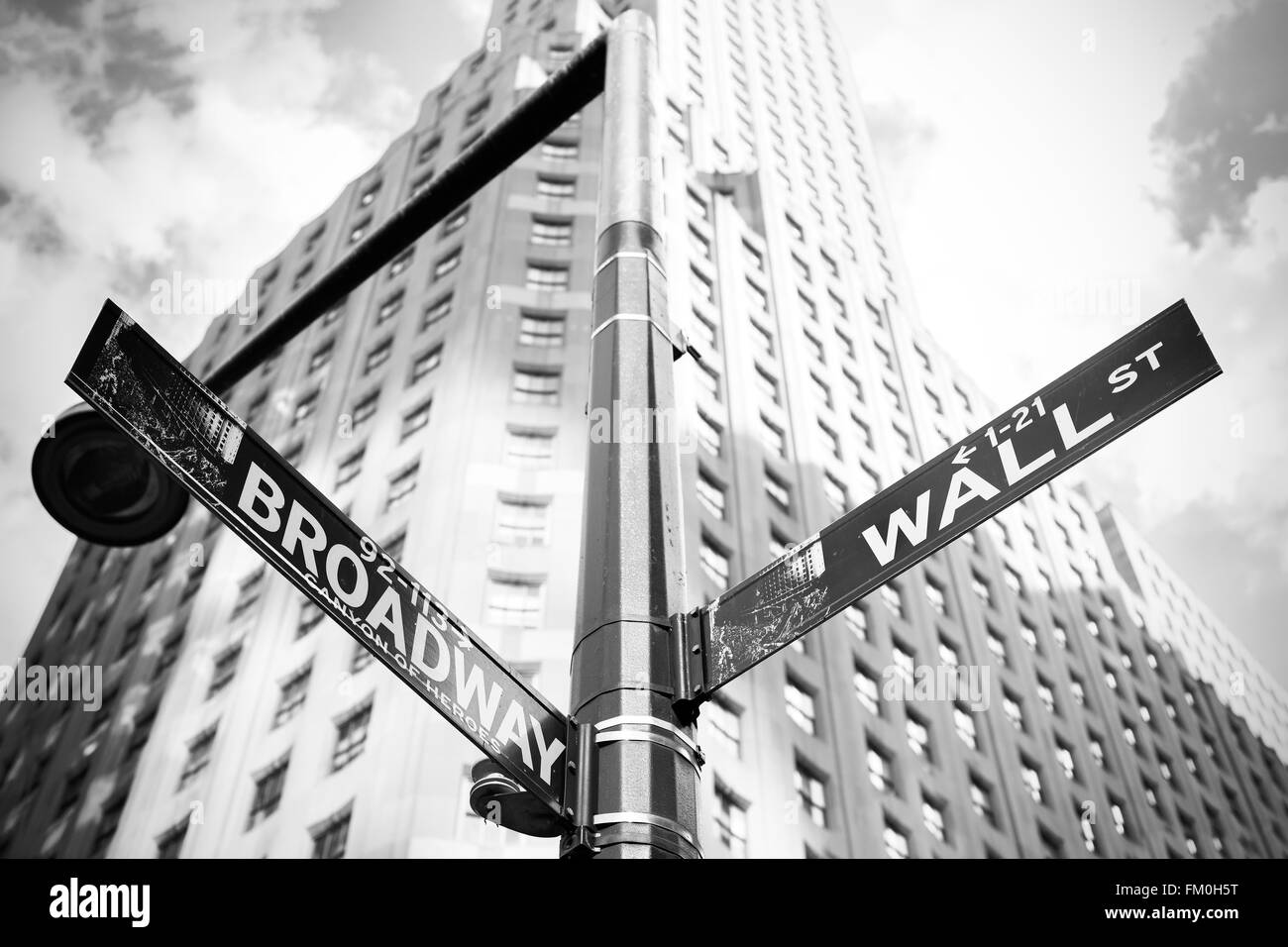 Wall Street y Broadway firmar en Manhattan, Nueva York, Estados Unidos. Foto de stock