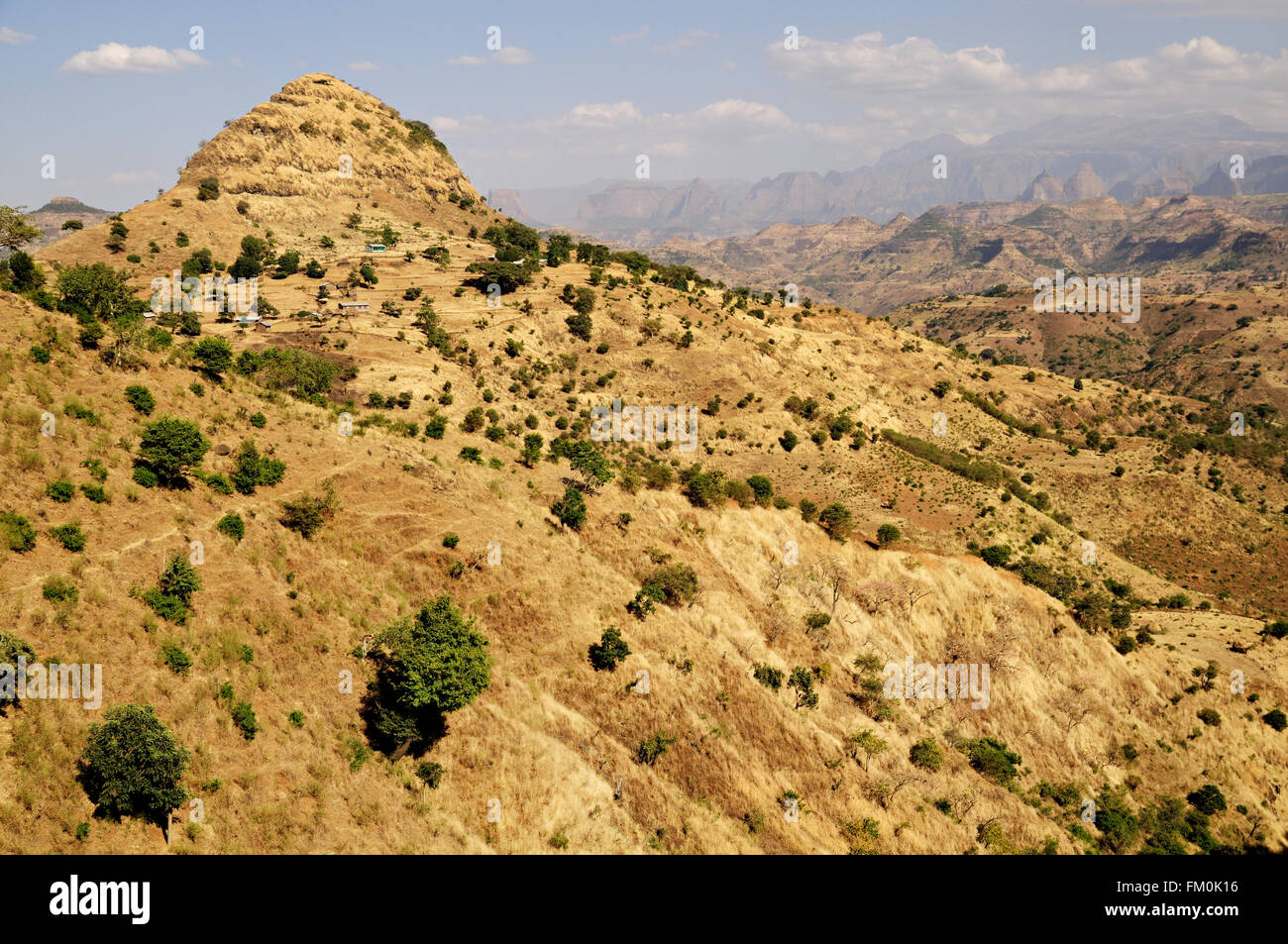 Paisaje montañoso fuera de Adi Arkay cerca del Parque Nacional de las montañas Simien, región de Amhara, Etiopía Foto de stock