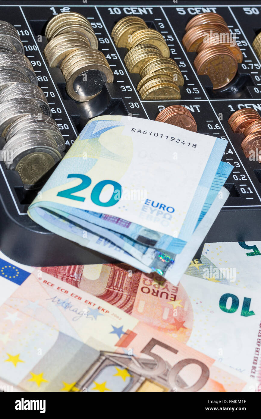 Primer plano de un organizador de las monedas de euro con monedas y algunos  billetes de euro Fotografía de stock - Alamy