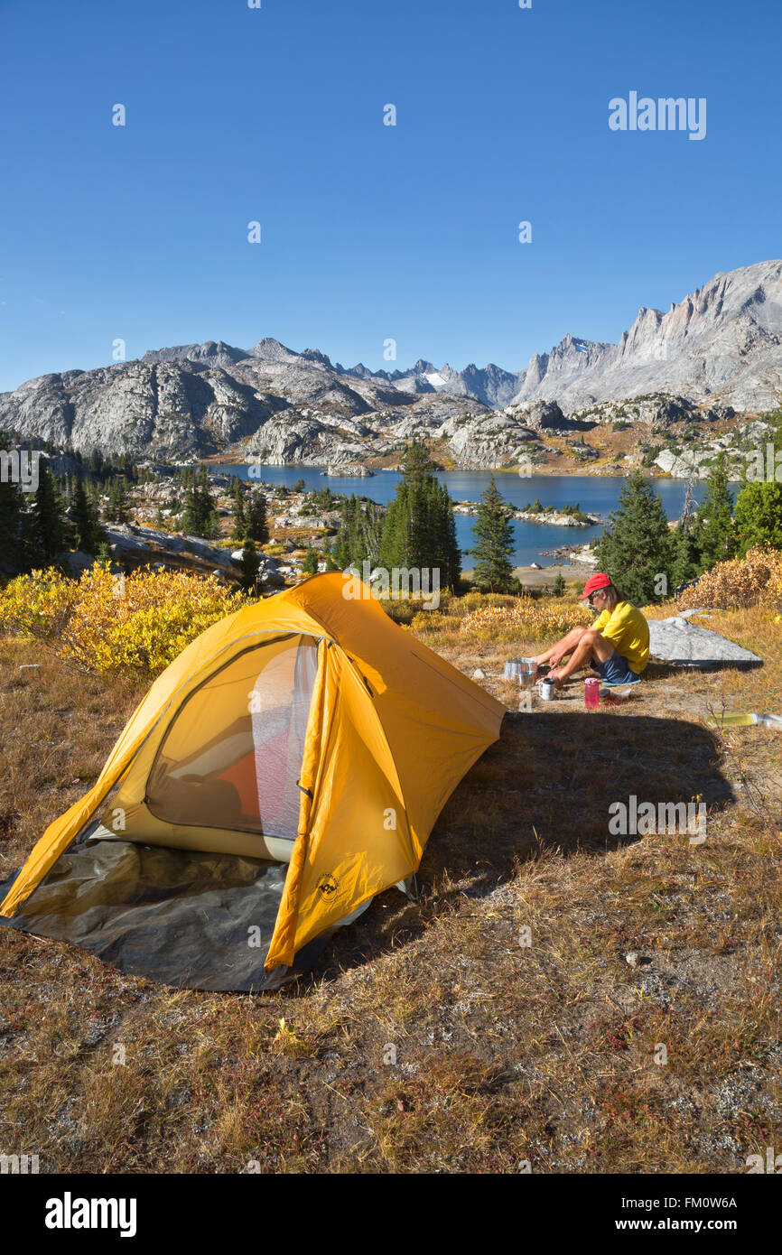 WYOMING - Cocinar la cena en camping con vistas a la isla en el lago y en la cuenca Titcomb Bridger zona silvestre. Foto de stock