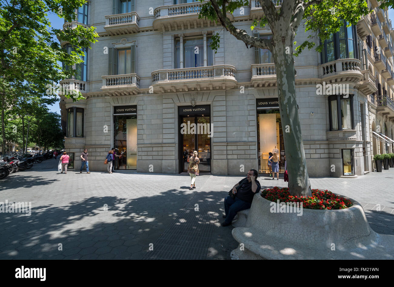 Almacén de Louis Vuitton en la avenida Paseo de Gracia en Barcelona, España  Fotografía de stock - Alamy