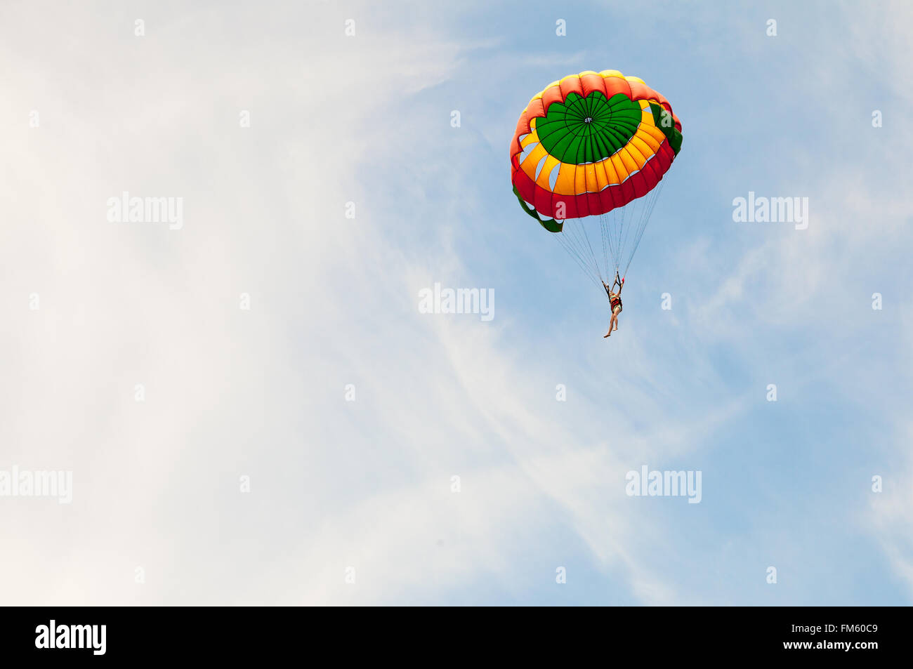 Un paracaidista vuela en el cielo azul Foto de stock