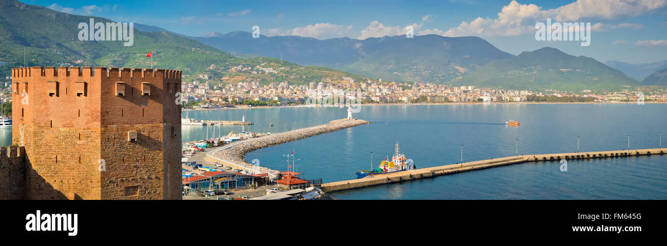 ALANYA, Turquía - Mayo 21, 2013: Vista de Alanya del puerto con el Kizil Kule (torre roja), Alanya, Turquía Foto de stock