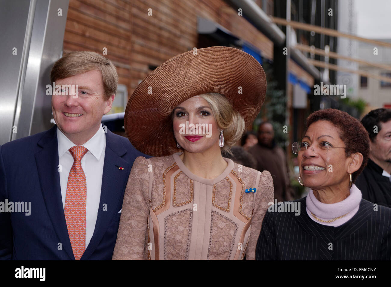 Willem-Alexander rey y reina maxima de los Países Bajos en el Halle Pajol en París Foto de stock