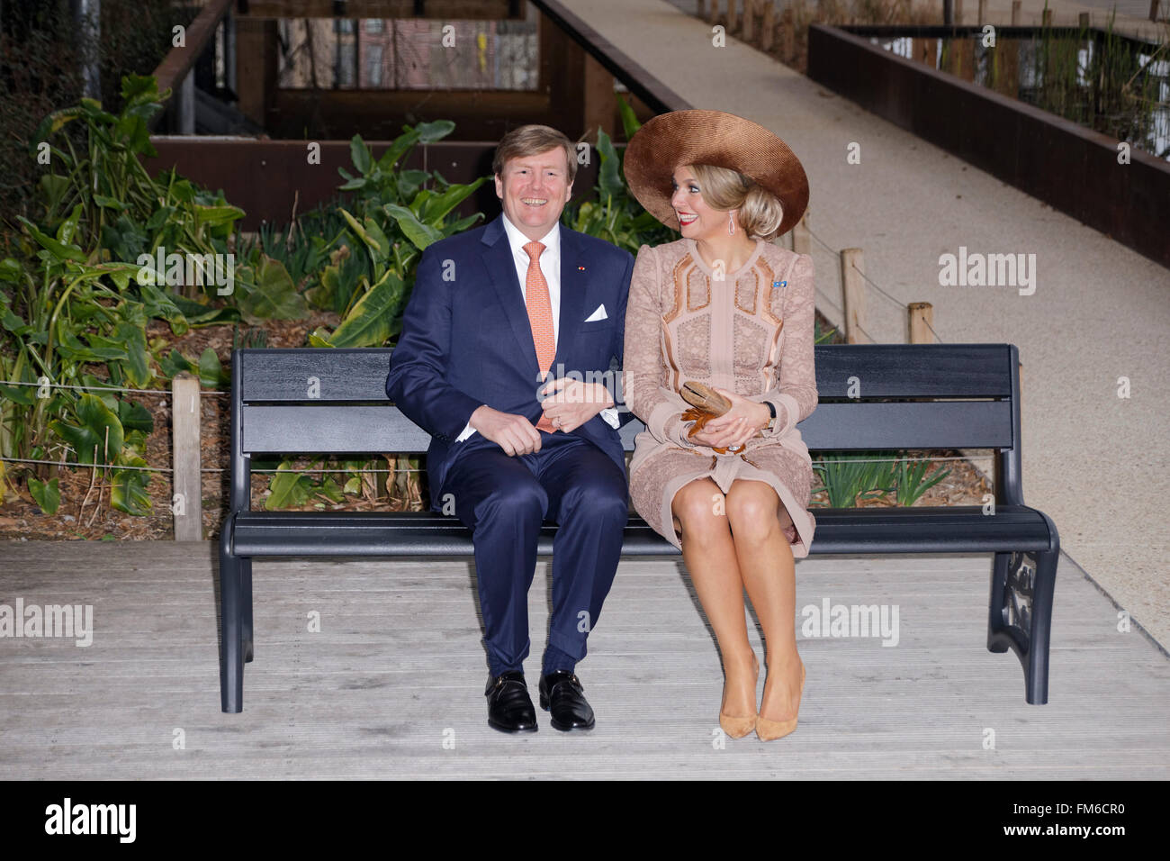 Willem-Alexander rey y reina maxima de los Países Bajos en el Halle Pajol en París Foto de stock