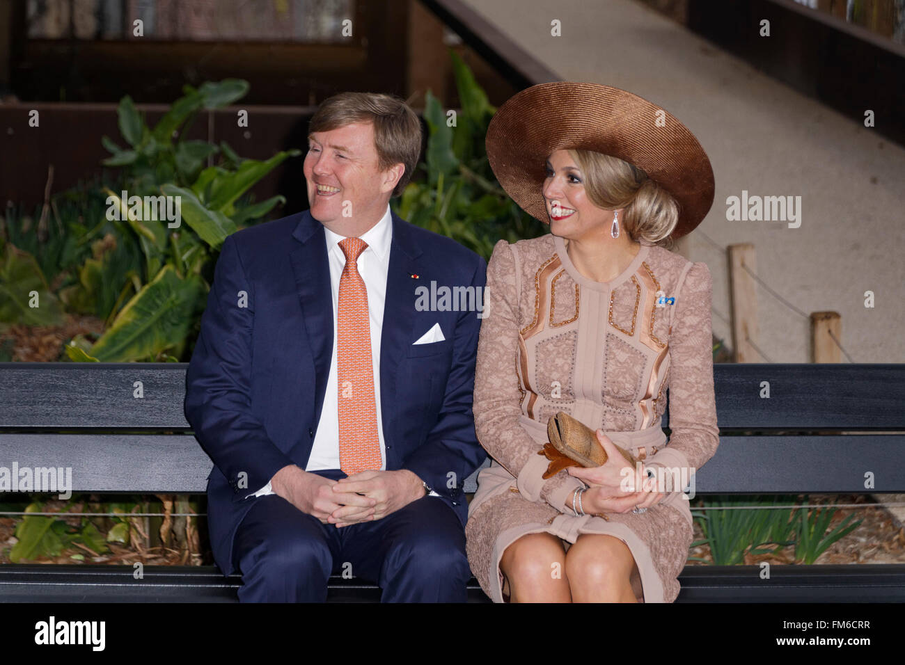 Willem-Alexander rey y reina maxima de los Países Bajos en el Halle Pajol en París Foto de stock