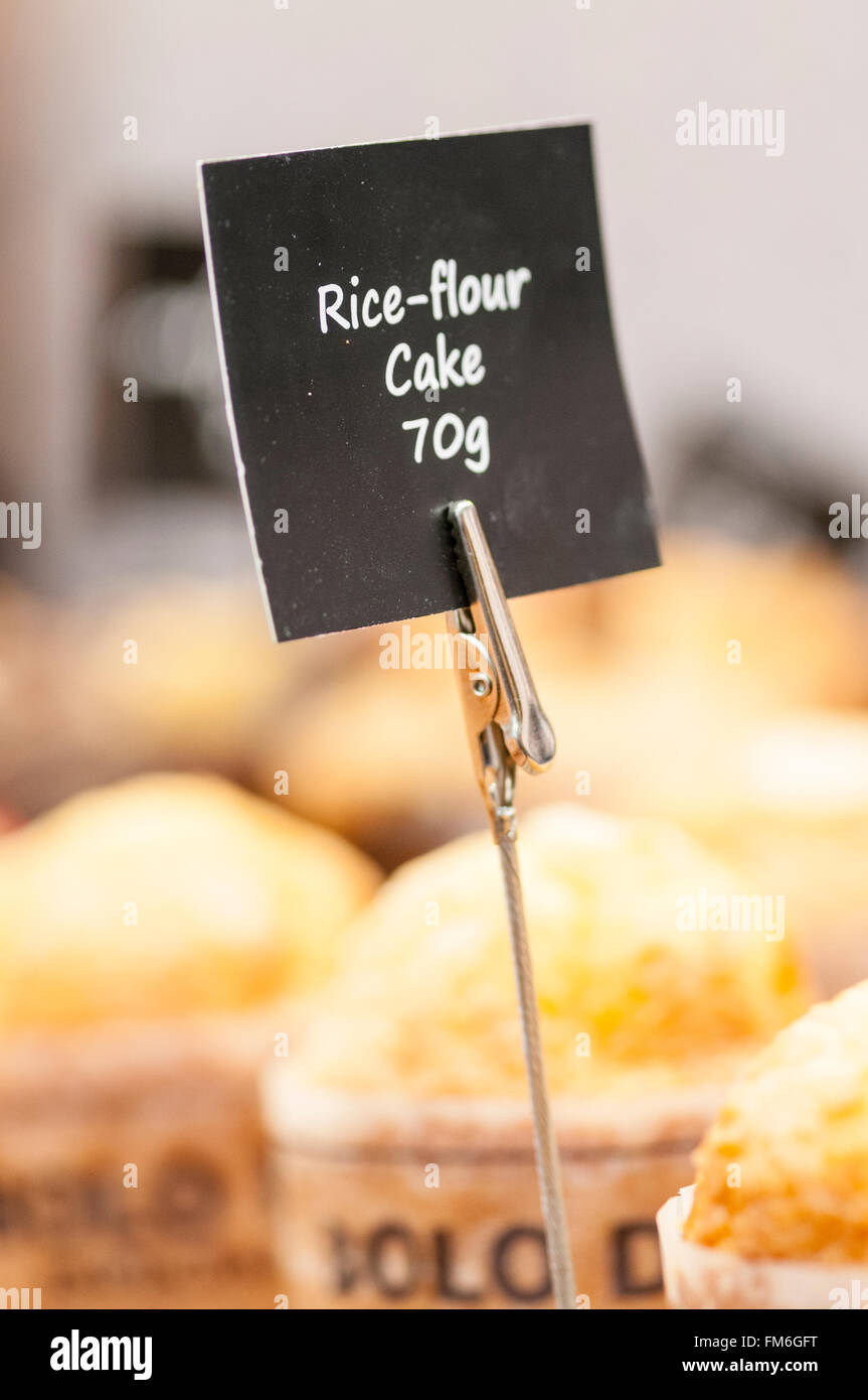 Sin Gluten tortas de harina de arroz a la venta en un mercado de cafe. Foto de stock