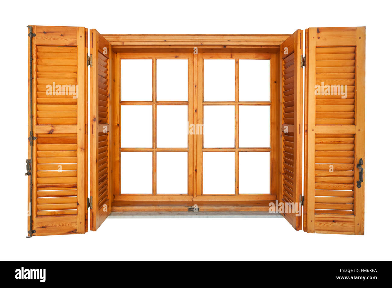 Con persianas de madera de ventana lateral exterior aislado en blanco Foto de stock