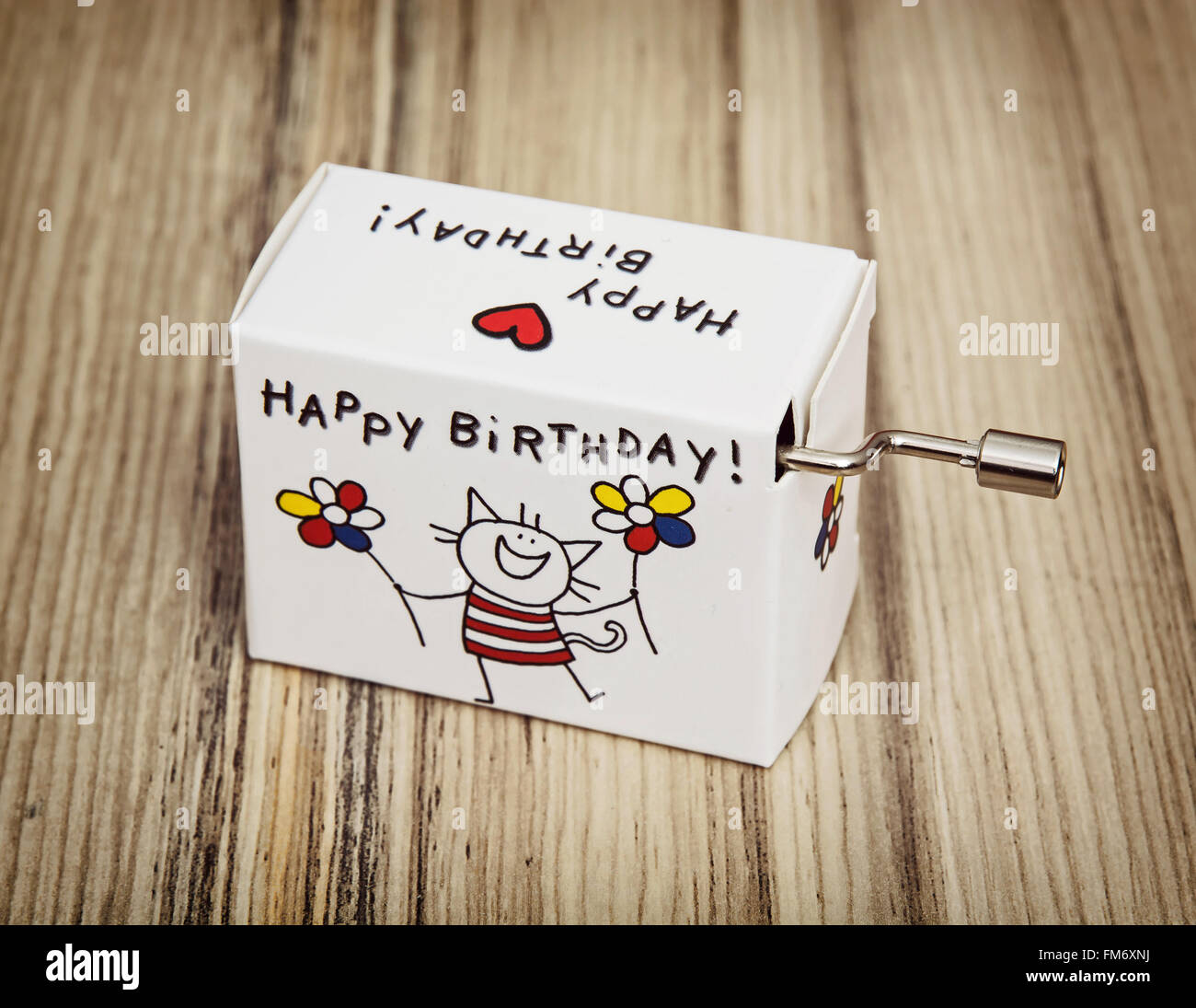 Caja de música con título gracioso feliz cumpleaños en el fondo de madera  Fotografía de stock - Alamy