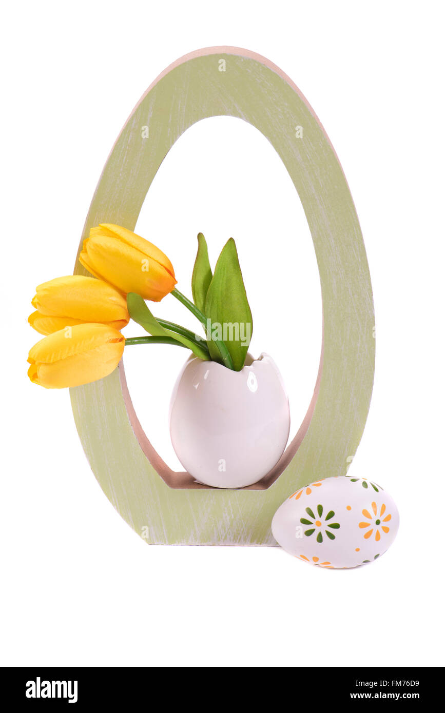 Decoración de pascua con huevo y grandes flores de tulipán Foto de stock