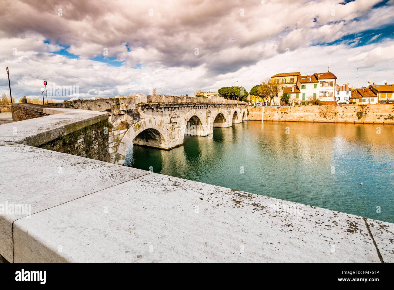 Puente de Tiberio en Rimini, una de las más sólidas estructuras arquitectónicas construidas por los romanos. Foto de stock