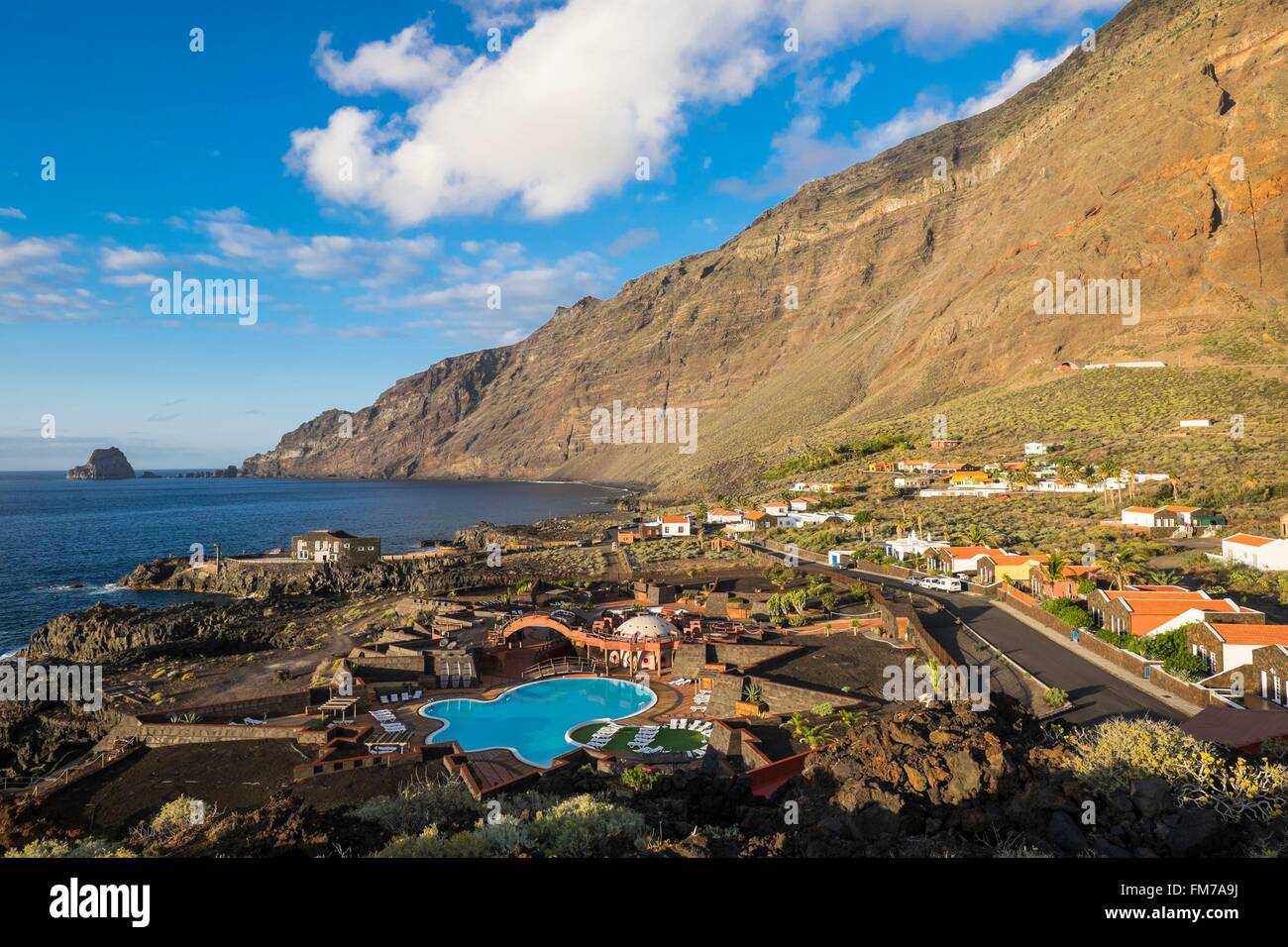 España, Islas Canarias, El Hierro isla declarada Reserva de la Biosfera por  la UNESCO, las puntas, las Cascadas del Mar Water Park y Los Roques de  Salmor en el fondo Fotografía de