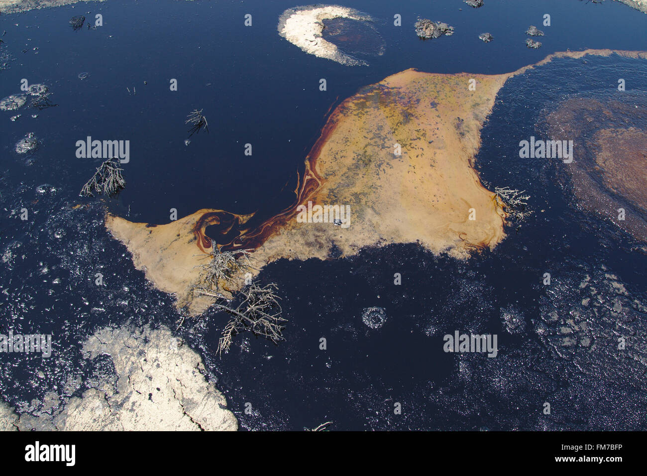 El petróleo natural filtrarse al norte de Bakú, Azerbaiyán Foto de stock