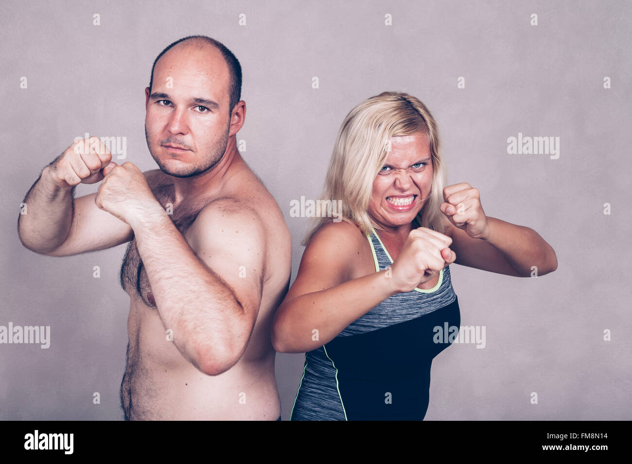Retrato de pareja enojado agresivo posando juntos, dispuestos a luchar. Foto de stock