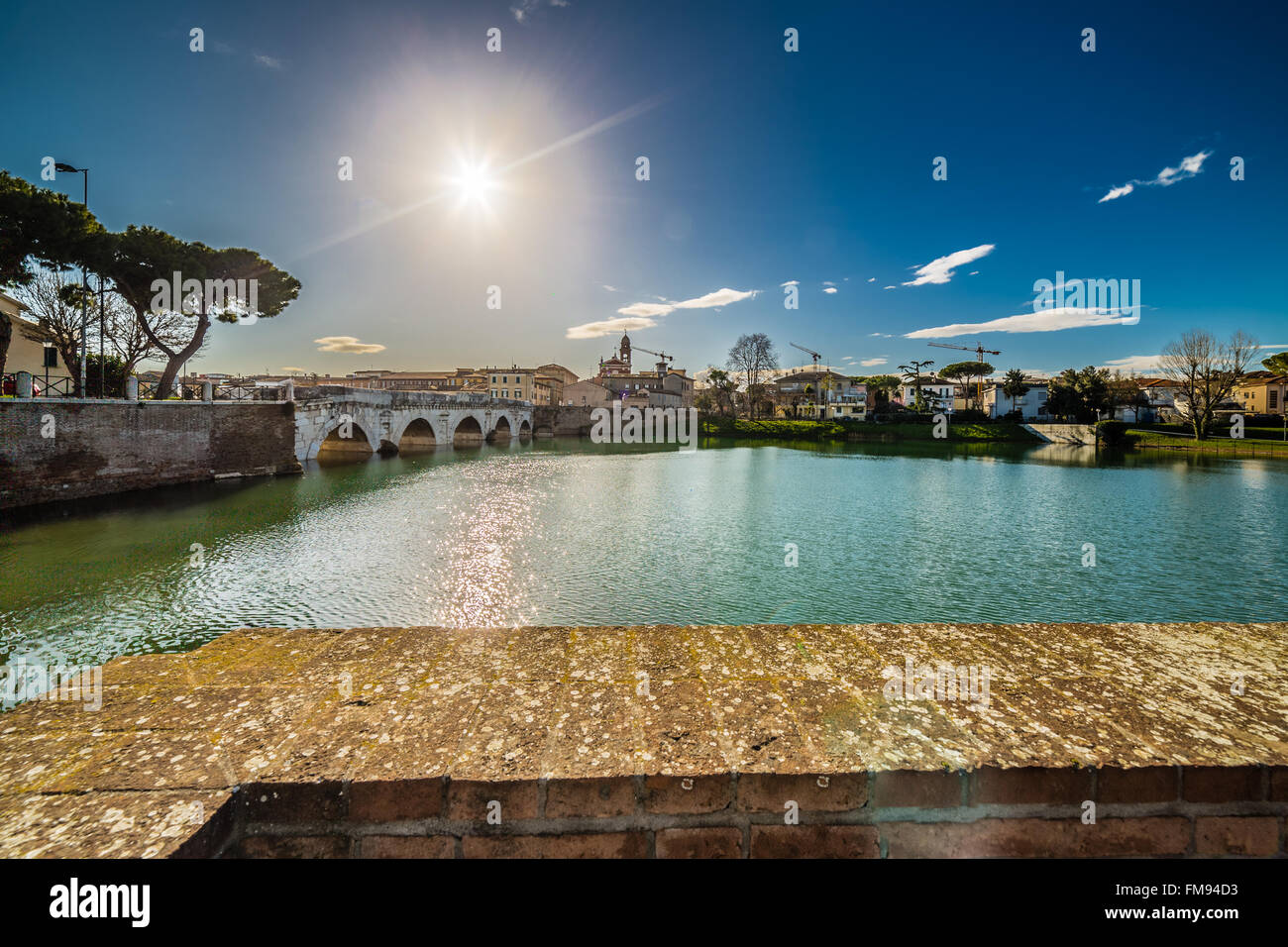 Puente de Tiberio en Rimini, una de las más sólidas estructuras arquitectónicas construidas por los romanos. Foto de stock