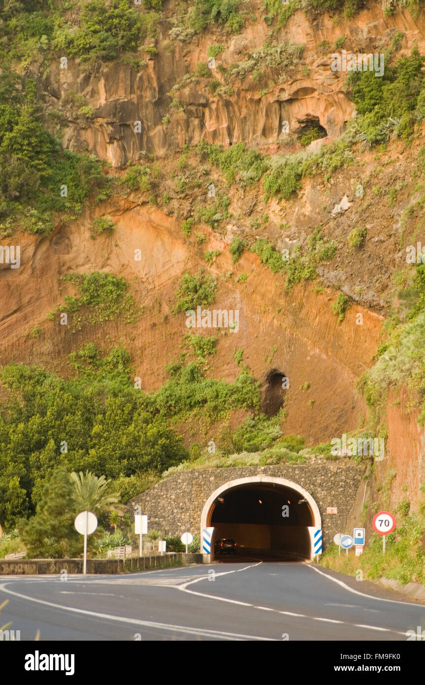 Túnel de carretera túneles túneles a través de una montaña montañas arco de entrada arcos de roca sólida tunelizada Dig Dug digging excavando Foto de stock