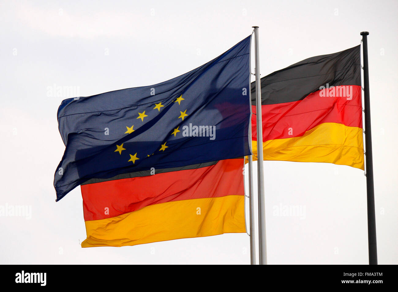 Europa und Deutschland-Fahnen - nach der Wahl zum neuen Bundespraesidenten Joachim Gaucks, Bundesversammlung, Reichstagsgebaeud Foto de stock