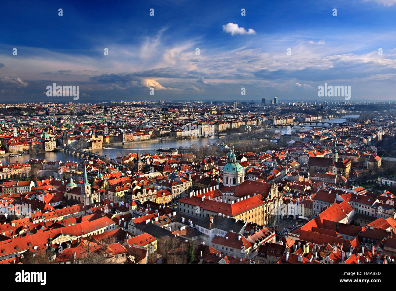 Vista panorámica del centro histórico de Praga desde la Torre Sur de la Catedral de San Vito, el Castillo de Praga, República Checa Foto de stock