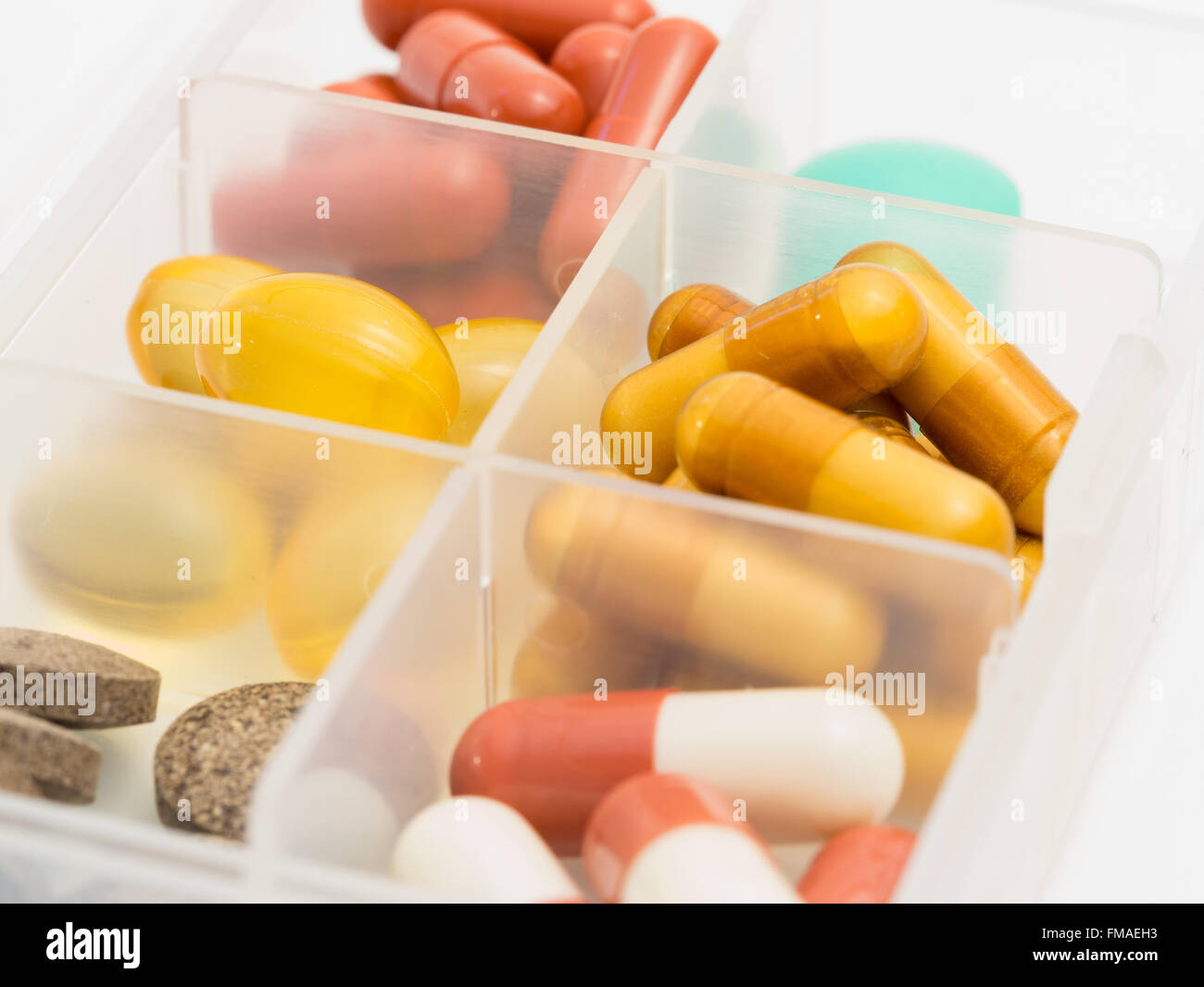 Un contenedor de píldoras con diferentes medicamentos. Foto de stock