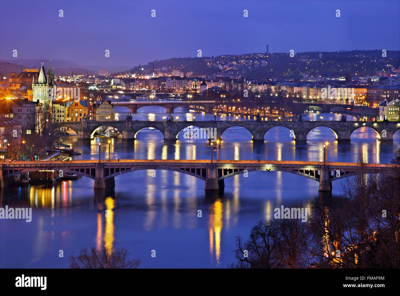 Los puentes sobre el río Vltava (Moldava), río, Praga, República Checa. La de en medio es el famoso puente de Carlos. Foto de stock
