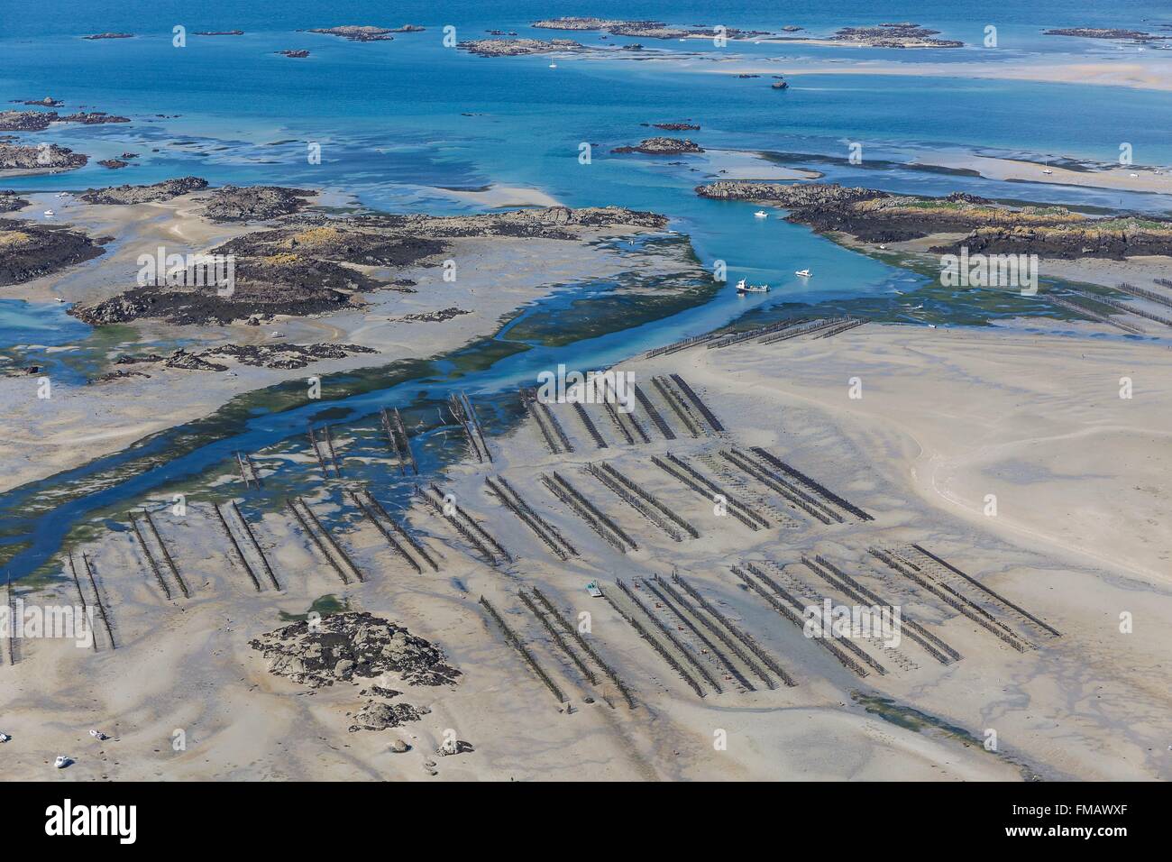 Francia, Manche, Islas Chausey, viveros de mejillones (vista aérea) Foto de stock