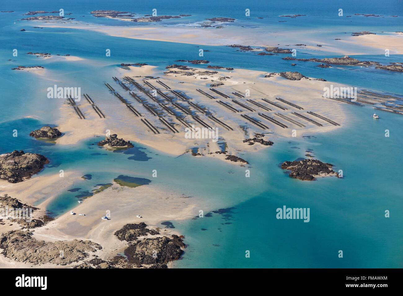 Francia, Manche, Islas Chausey, viveros de mejillones (vista aérea) Foto de stock