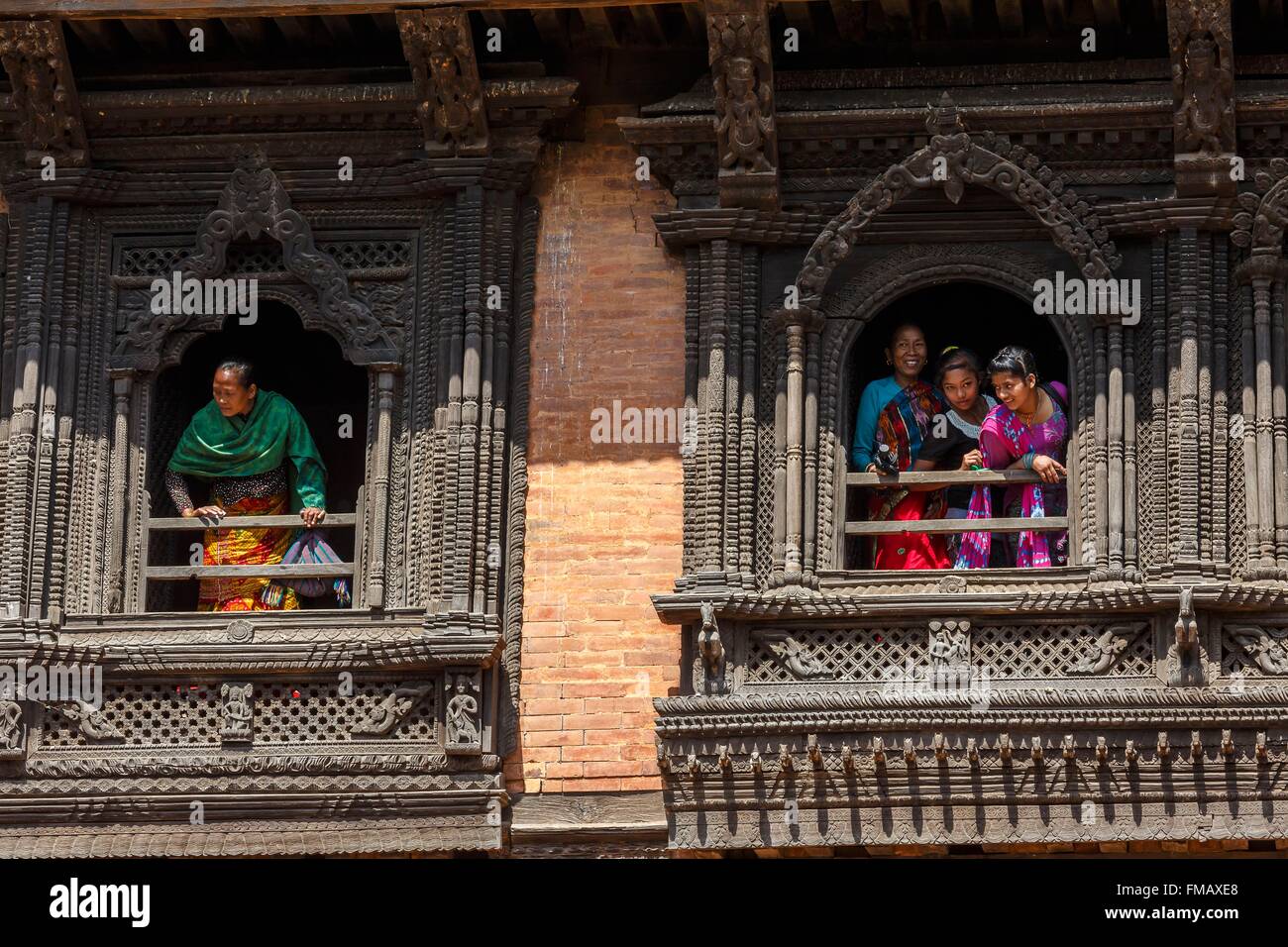 Nepal, zona de Bagmati, Nuwakot, mujeres en Sat Tale Durbar (palacio de siete pisos) windows Foto de stock