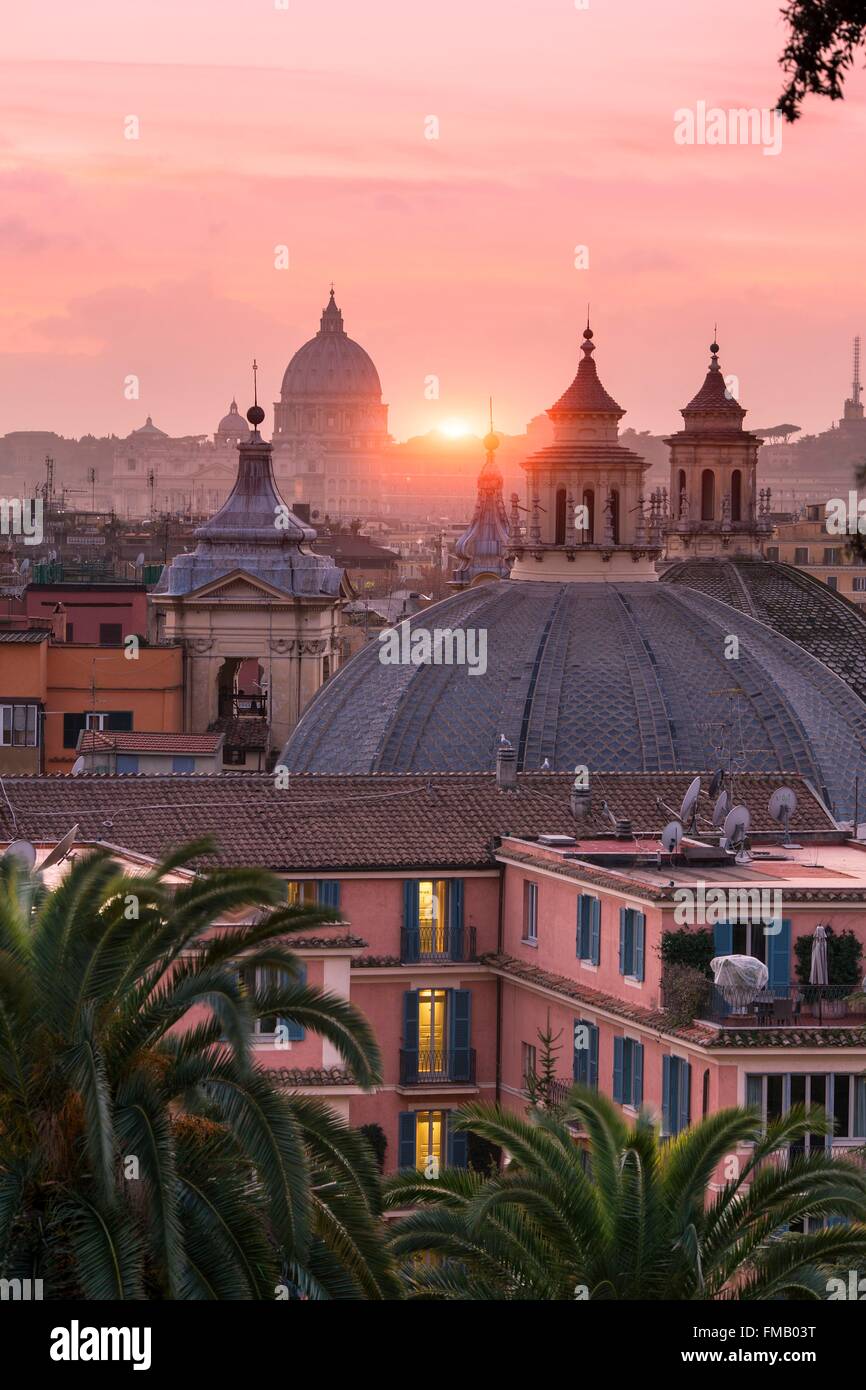 Italia, Lazio, Roma, centro histórico catalogado como Patrimonio Mundial por la UNESCO, la Piazza del Popolo, San Pedro visto desde la cúpula Foto de stock