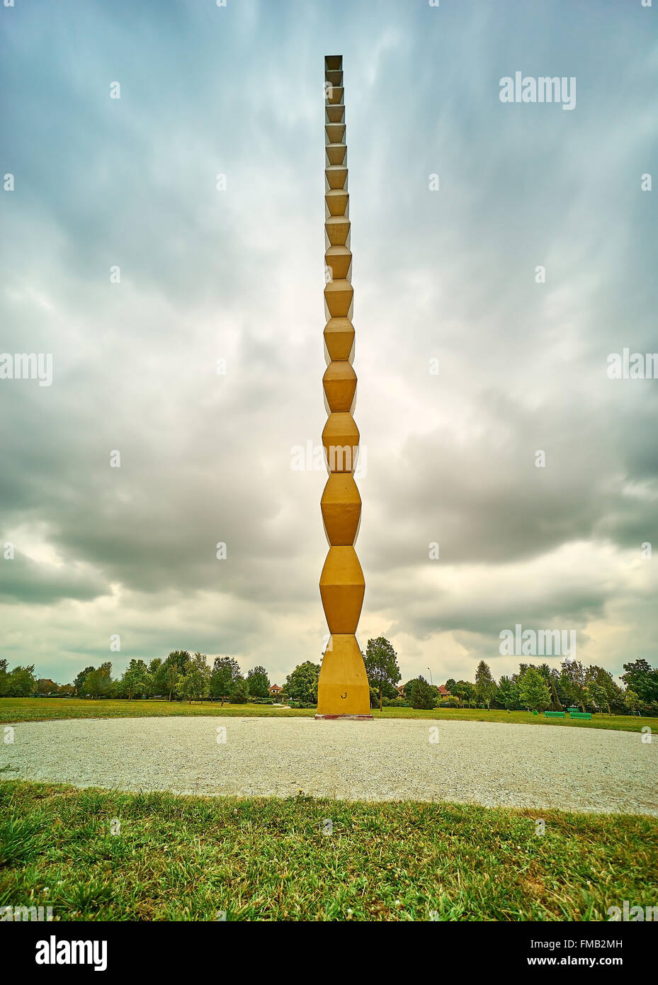 Columna de la Infinita por Constantin Brancusi en Targu Jiu, en Rumanía. Foto de stock