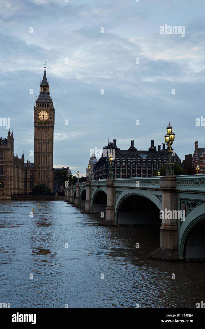 El Big Ben y el puente vacío, nadie temprano en la mañana en Londres, colores naturales y luces Foto de stock