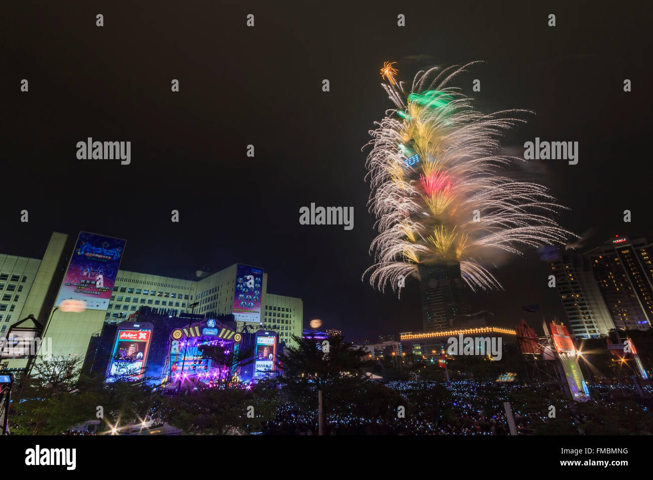 Año Nuevo espectáculo de fuegos artificiales de Taipei 101 en 2012 Foto de stock