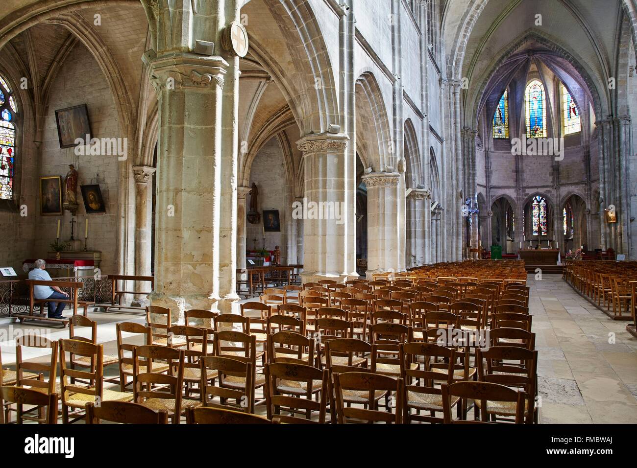 Francia, Eure et Loir, Dreux, St Pierre, Nave de la Iglesia con su suite de capillas laterales Foto de stock