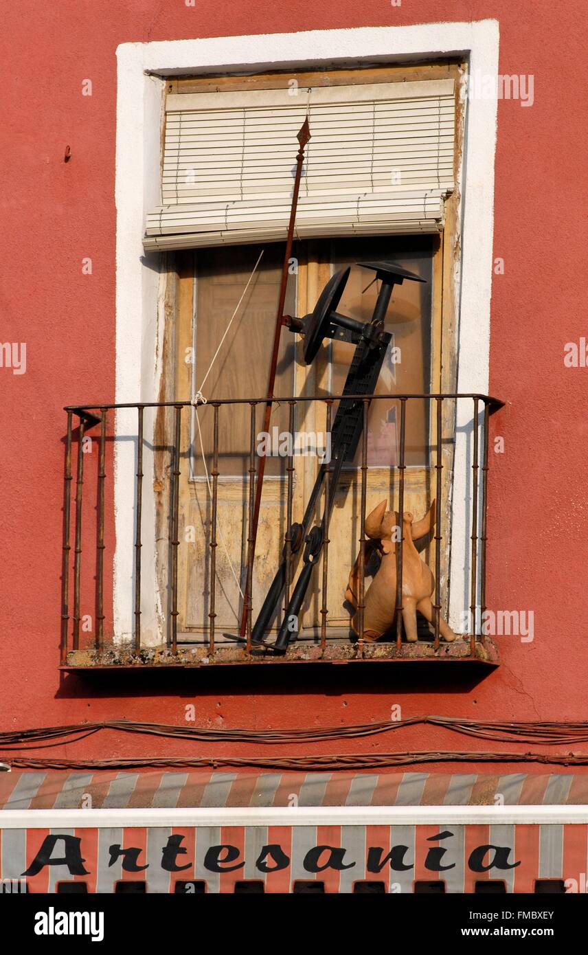 España, Castilla la Mancha, Cuenca, la escultura de Don Quijote en un  balcón , la ruta de don Quijote Fotografía de stock - Alamy