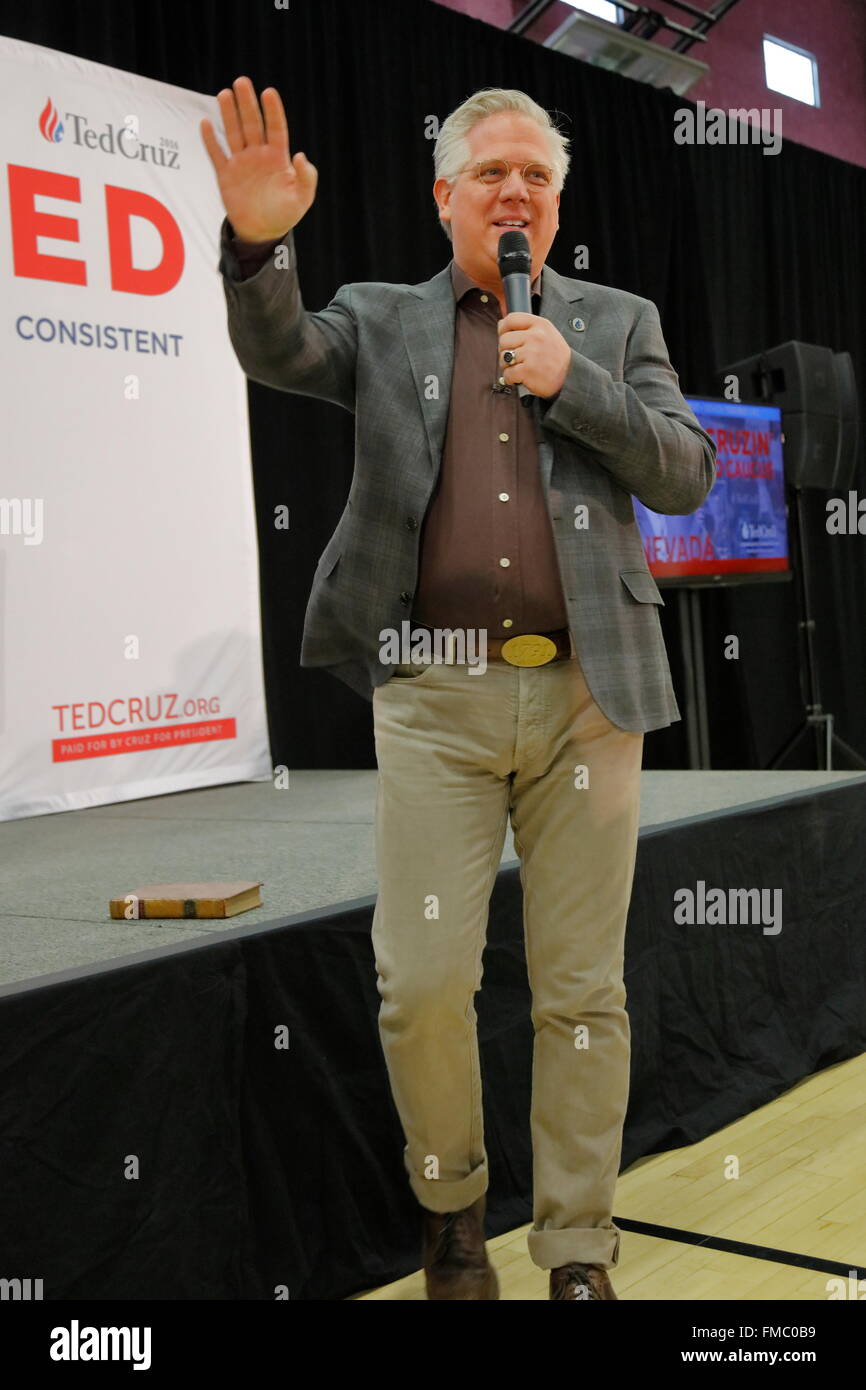 Talk show host Glenn Beck nos introduce el Senador Ted Cruz campañas en Las Vegas antes del Caucus Republicano de Nevada Foto de stock