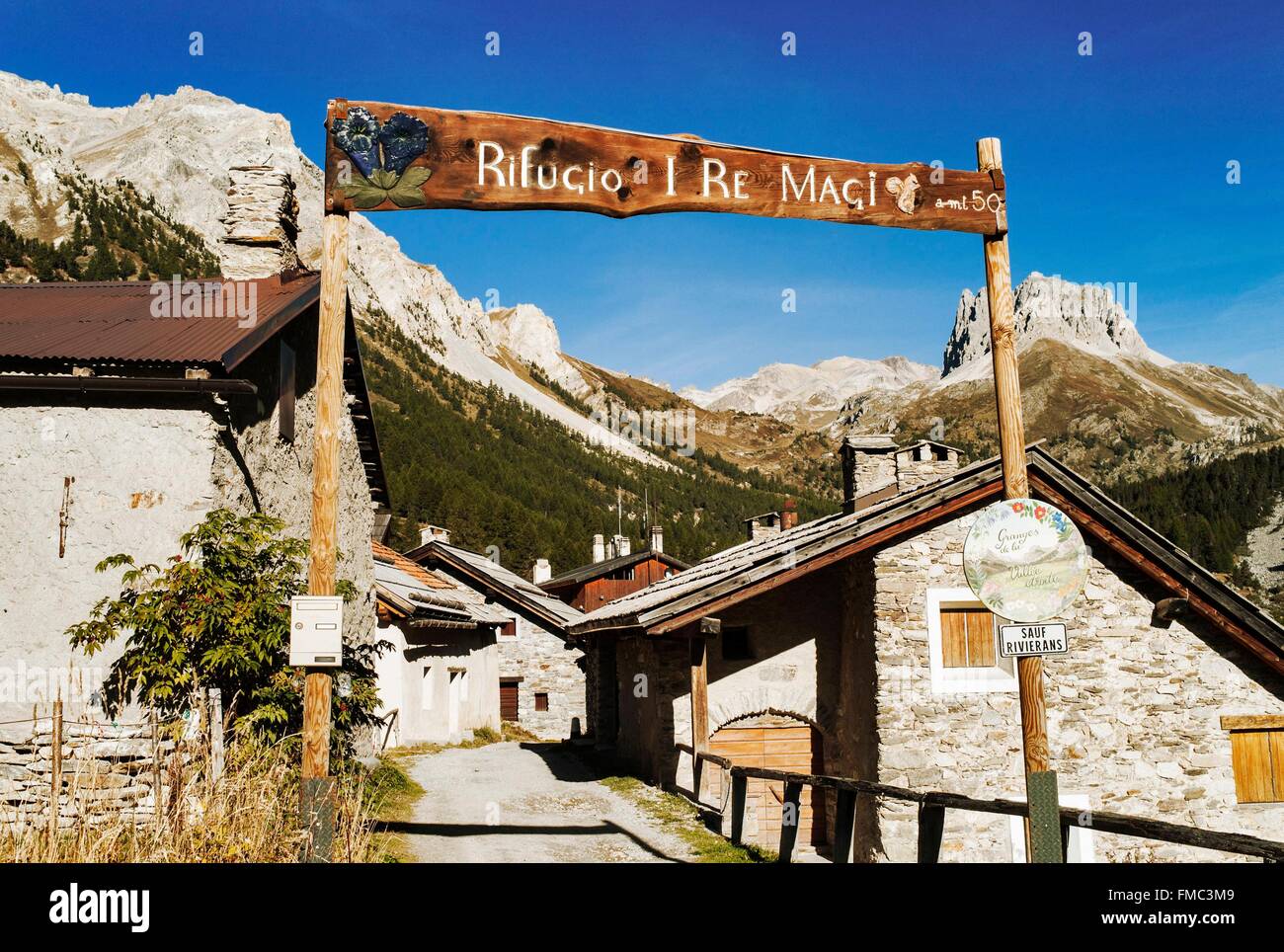 Francia, Hautes Alpes, valle estrecho, Nevache, caserío de Los Granges, refugio me Re Magos Foto de stock