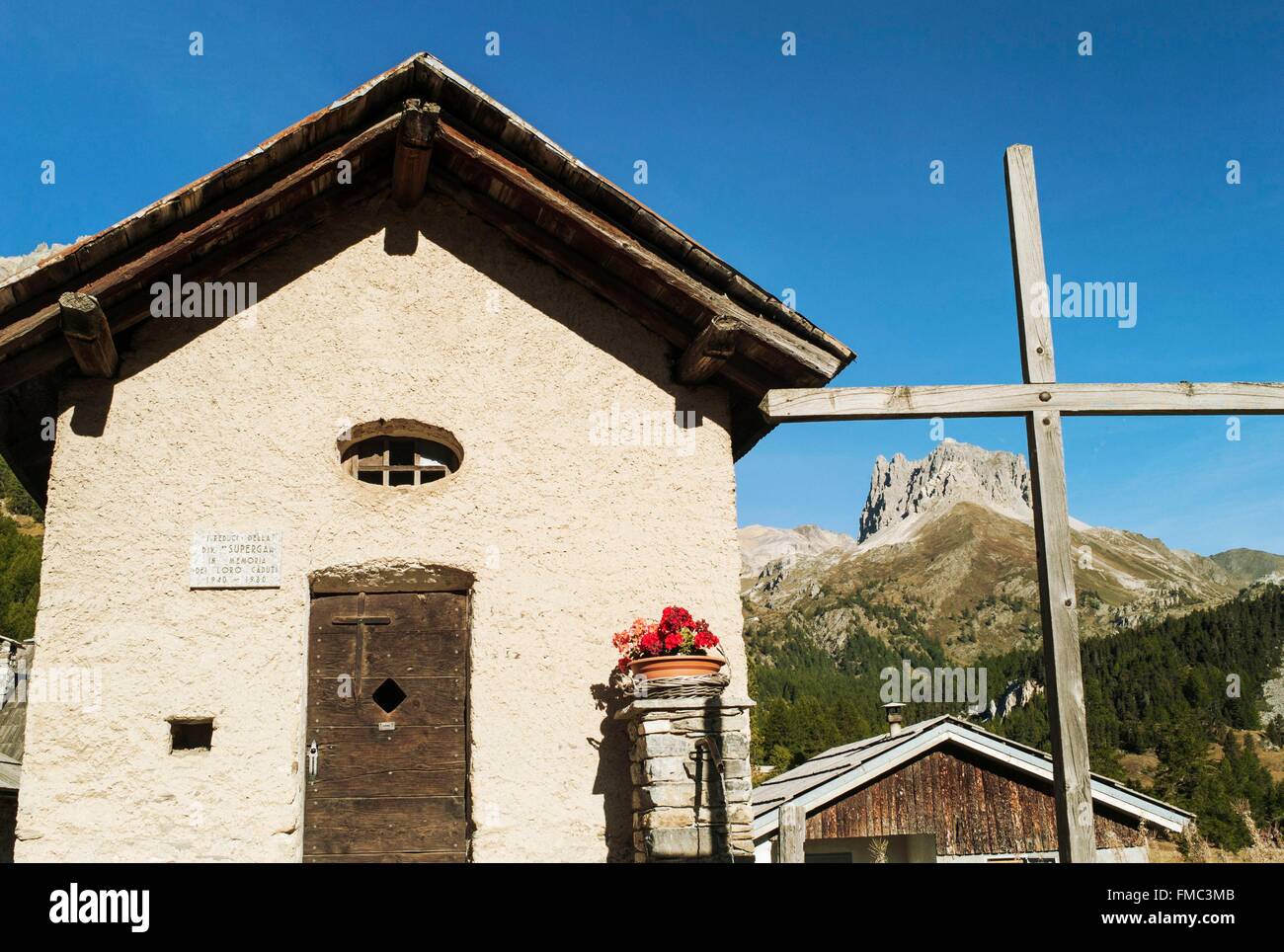 Francia, Hautes Alpes, valle estrecho, Nevache, caserío de Los Granges Foto de stock