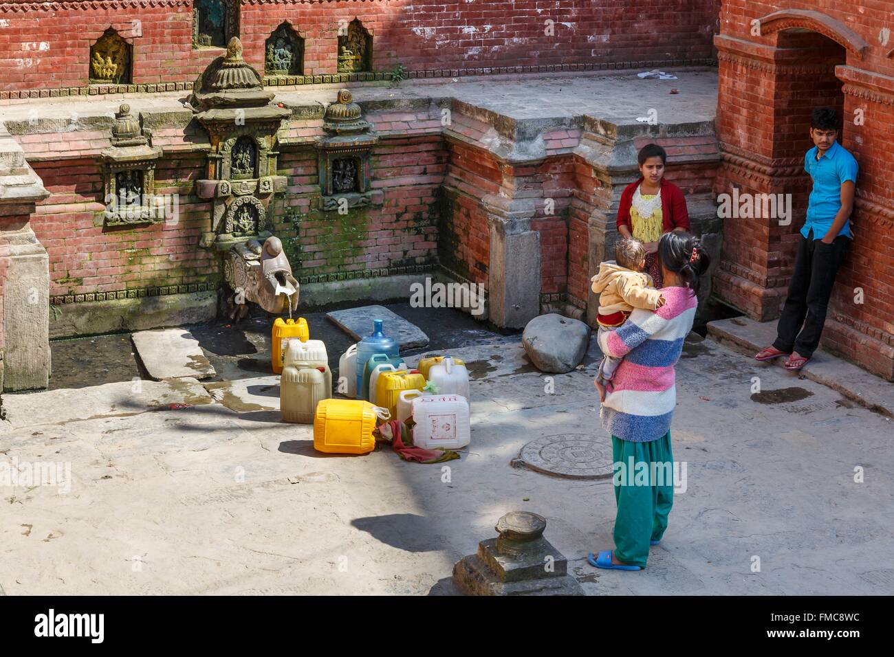 Zona de Bagmati, Nepal, Katmandú, mujeres recogiendo agua de la fuente Foto de stock