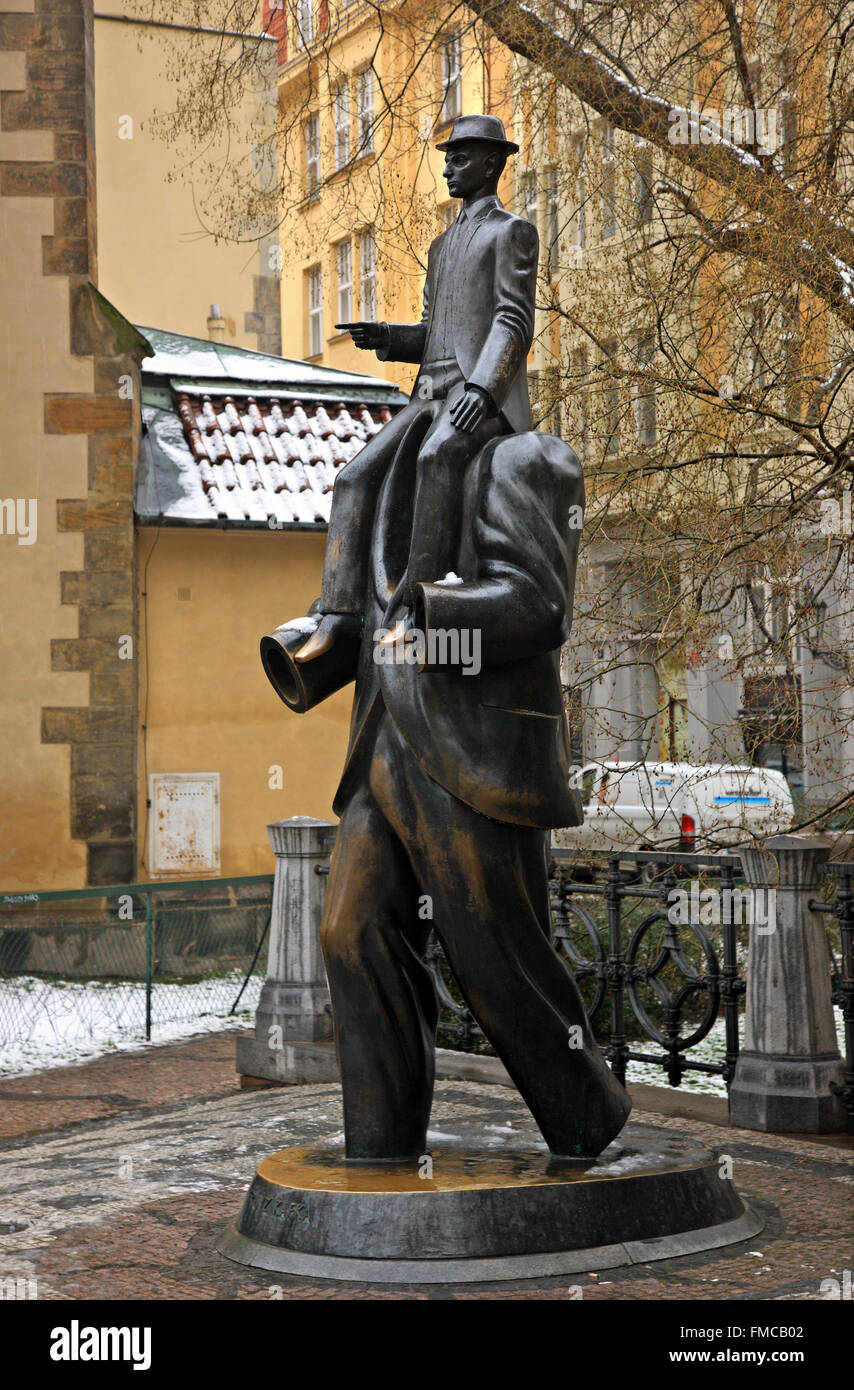 El monumento a Franz Kafka en Josefov (el "barrio judío"), Stare Mesto (Ciudad Vieja), Praga, República Checa. Foto de stock